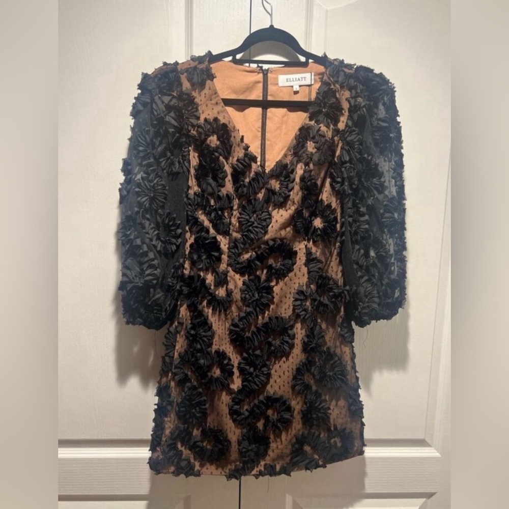 Elliatt  Rumba dress embroidered puff sleeves cocktail, mini dress size sm small